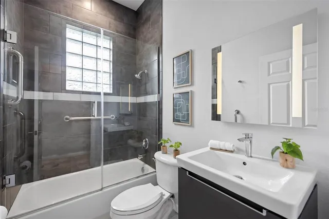 a view of yard with green space