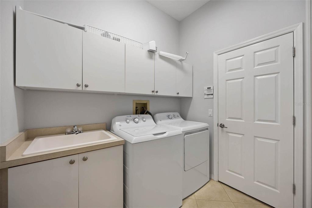 8204 Waterview Boulevard Lakewood Ranch, FL 34202 - Photo 38 of 77 a utility room with dryer and washer