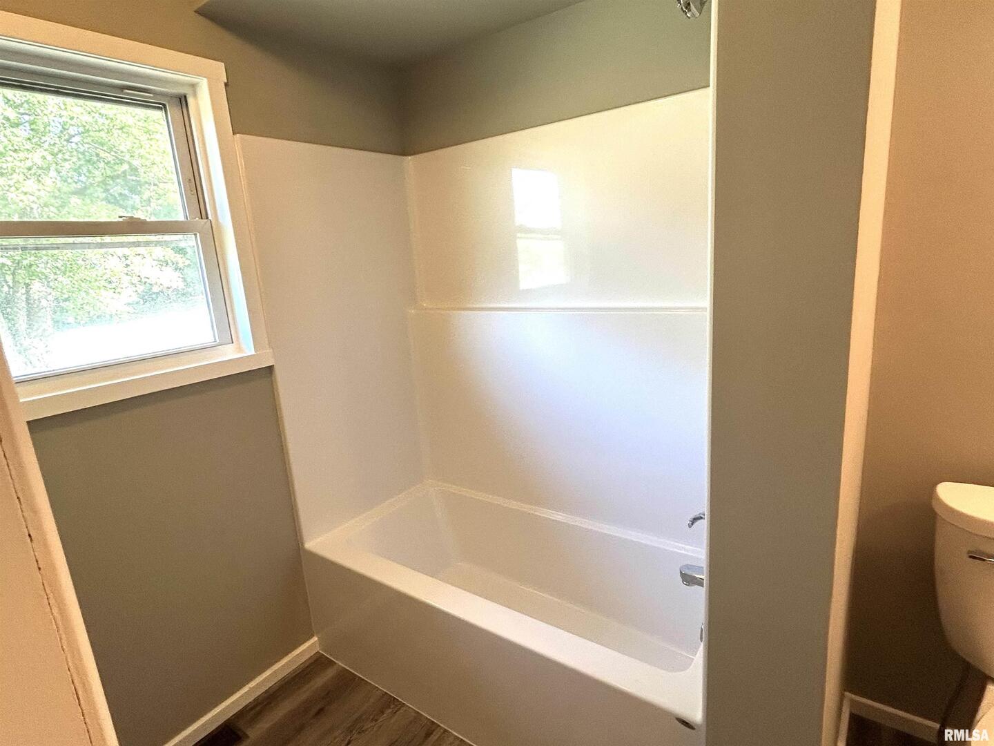 744 Cardinal Road Carbondale, IL 62901 - Photo 20 of 38 a bath tub sitting next to a window