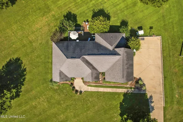 $329,000 | 1011 Rolling Oaks Drive, McComb, MS 39648