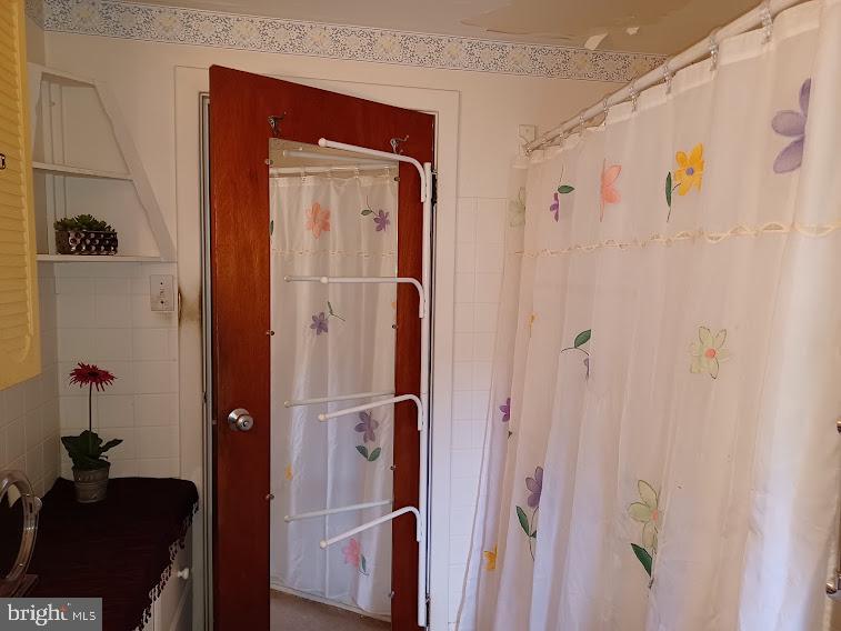 1819 Division Road Pasadena, MD 21122 - Photo 8 of 26 Bathroom with tub