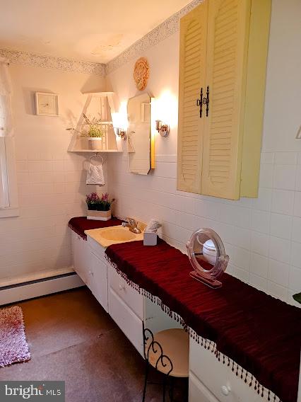 1819 Division Road Pasadena, MD 21122 - Photo 9 of 26 Large Vanity with stool for doing hair