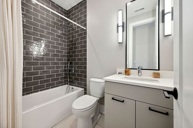 $679,000 | 3125 North Clybourn Avenue, Unit 2N, Chicago, IL 60618