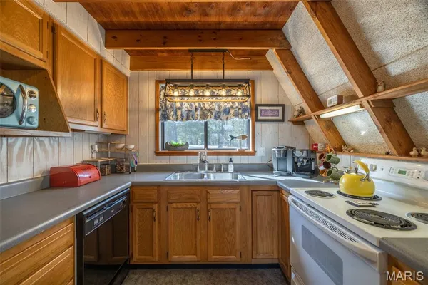 $325,000 | 1126 Mitten Ridge Drive, Innsbrook, MO 63390