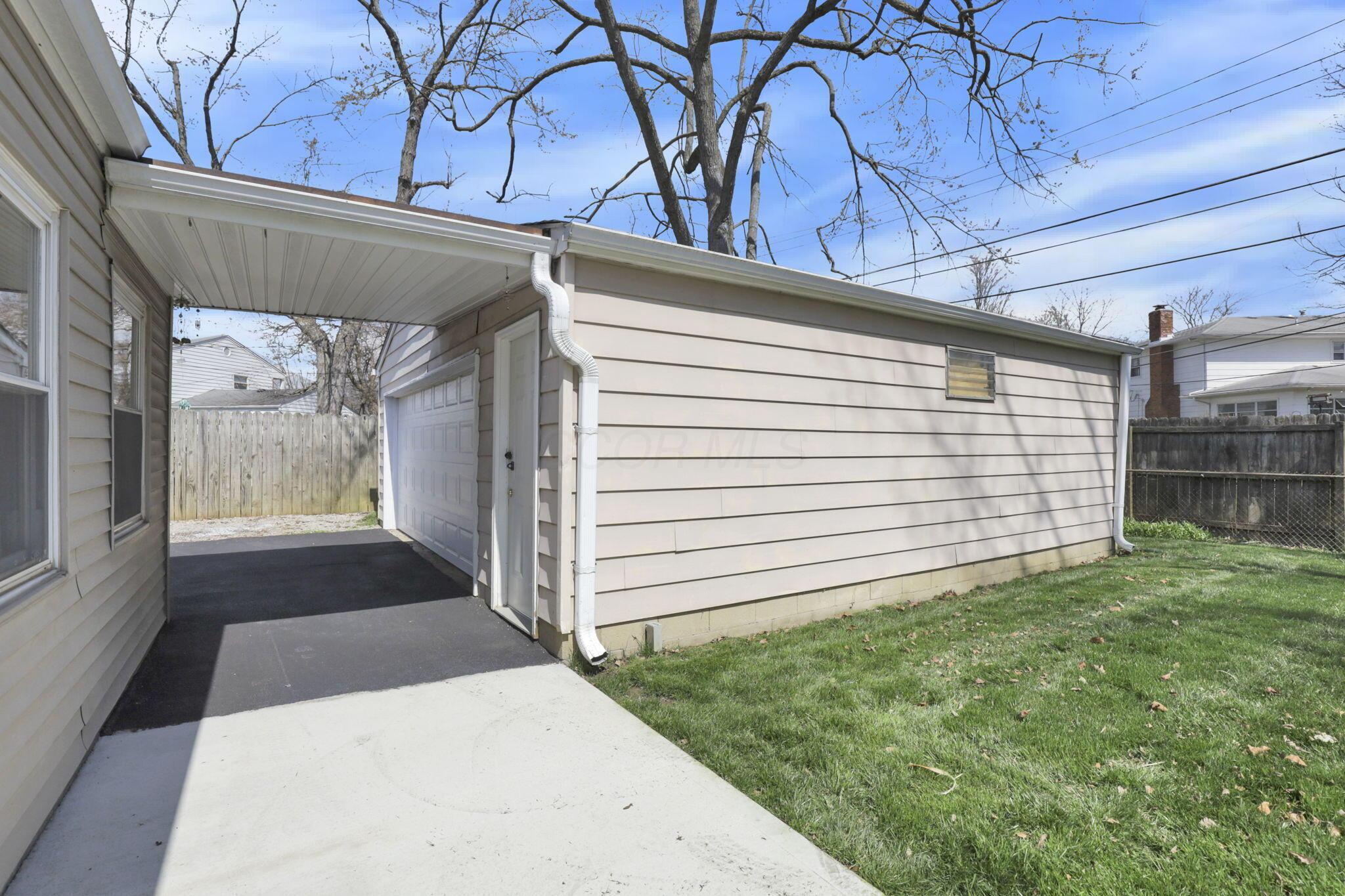410 Sturbridge Road Columbus, OH 43228 - Photo 31 of 32 Back Patio