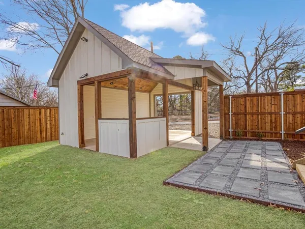 a view of a house with backyard and sitting area
