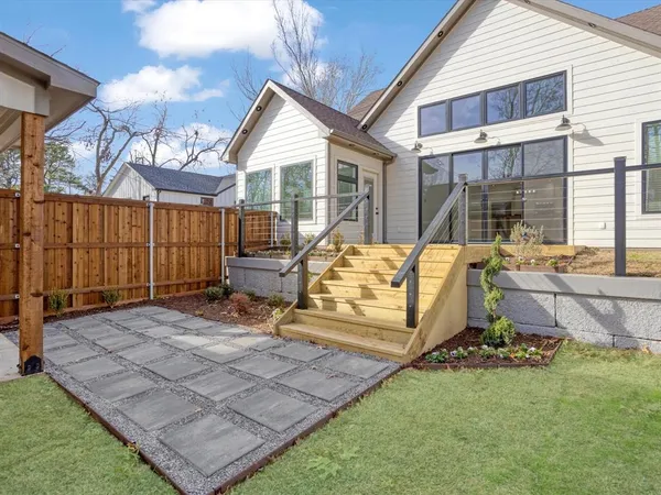 a view of a house with a backyard