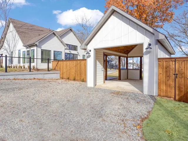 $350,000 | 319 South Pecan Street, Bells, TX 75414