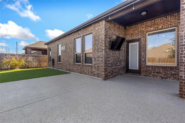a view of a house with backyard and trees