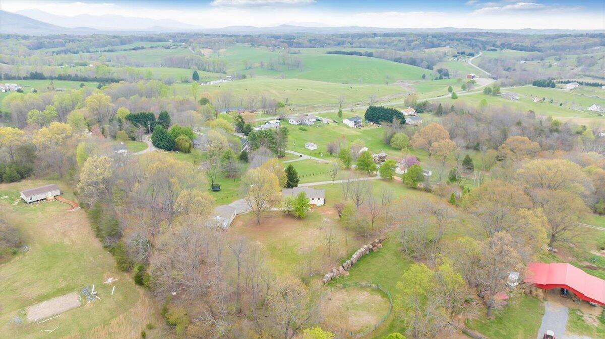 1101 Estates Road Moneta, VA 24121 - Photo 41 of 42 65-DJI_20240409112720_0014_D_MIB