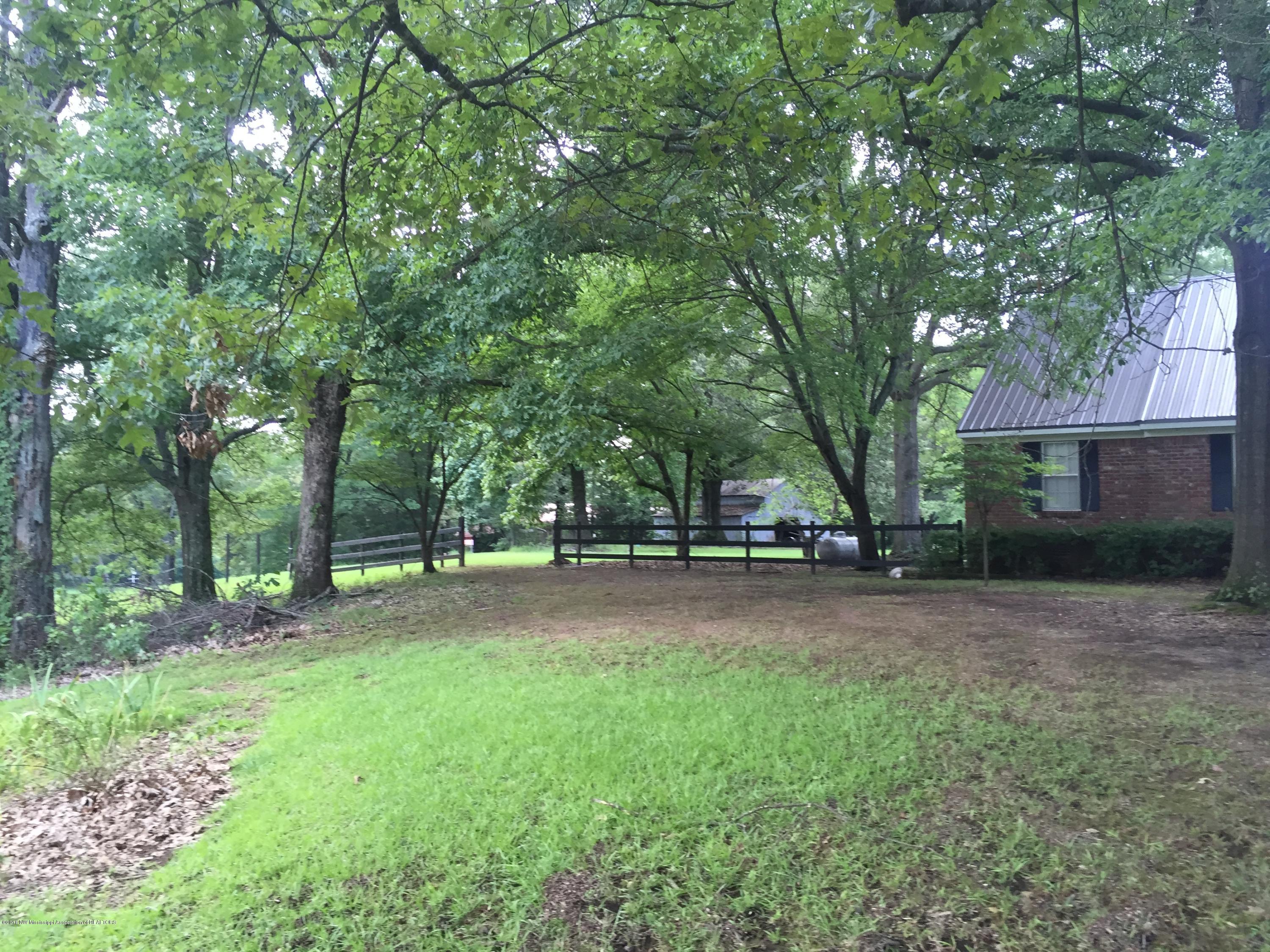 359 Oakdale Road Coldwater, MS 38618 - Photo 4 of 26 2016-07-28 16.26.00