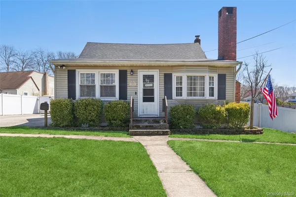 $549,990 | 184 Smith Road, Ronkonkoma, NY 11779