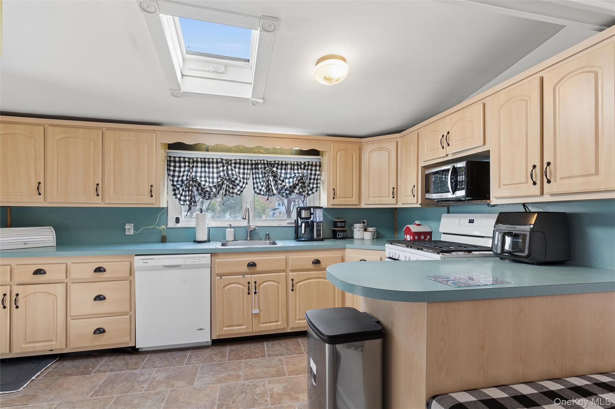 184 Smith Road Ronkonkoma, NY 11779 - Photo 6 of 22