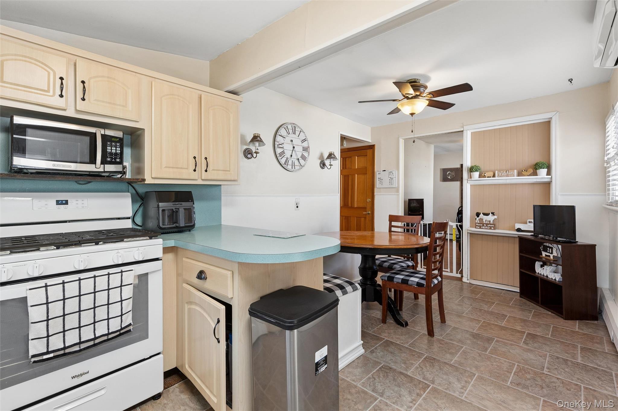 184 Smith Road Ronkonkoma, NY 11779 - Photo 7 of 22