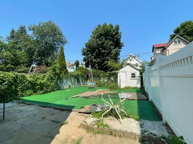 a view of a yard in front of house