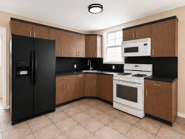 $3,100 | 69-55 78th Street, Unit 1 | Middle Village