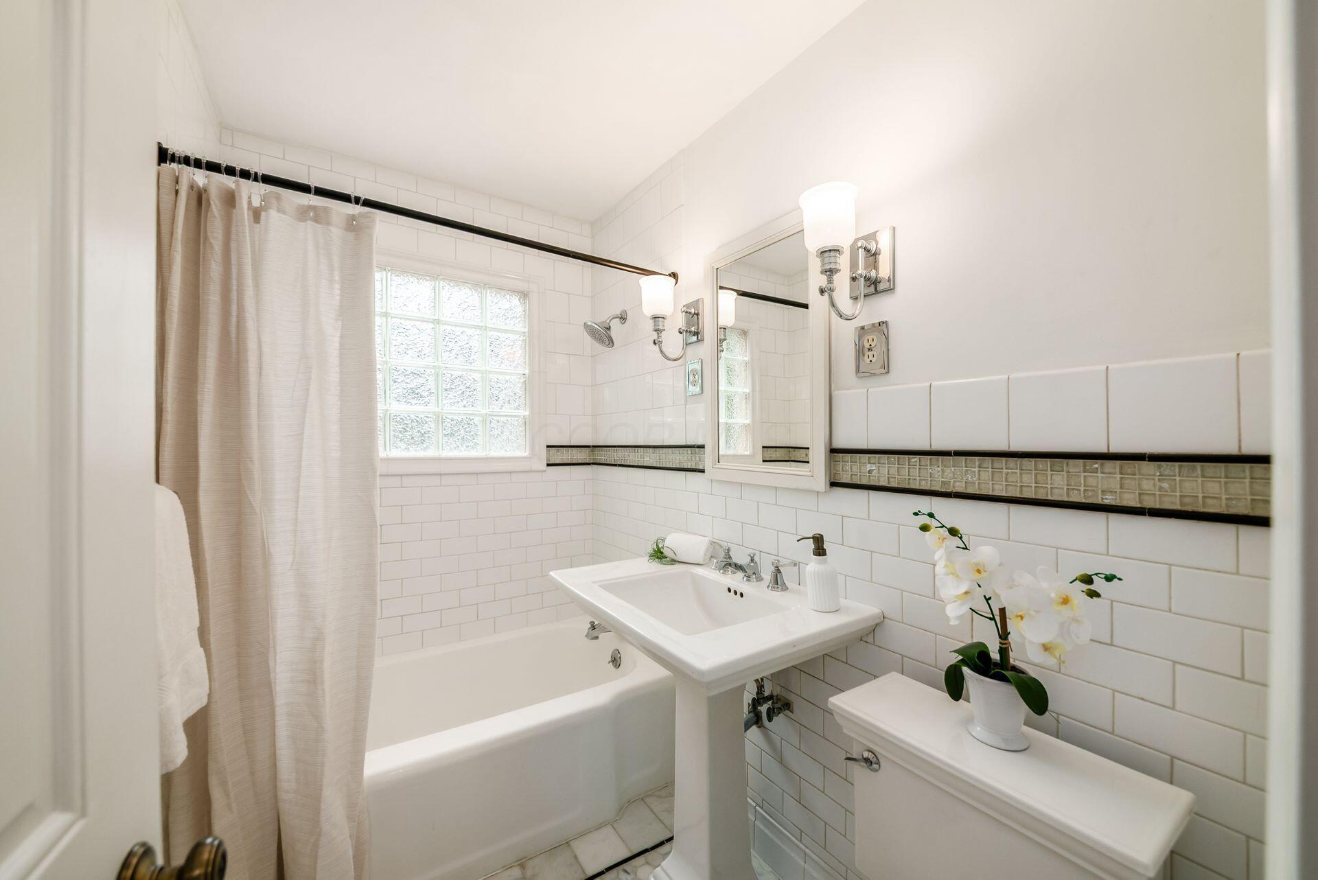 2228 Ridgeview Road Columbus, OH 43221 - Photo 23 of 51 Full Bathroom
