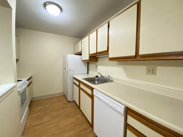 $1,842 | 145 Eastern Avenue, Unit 102, Manchester, NH 03104