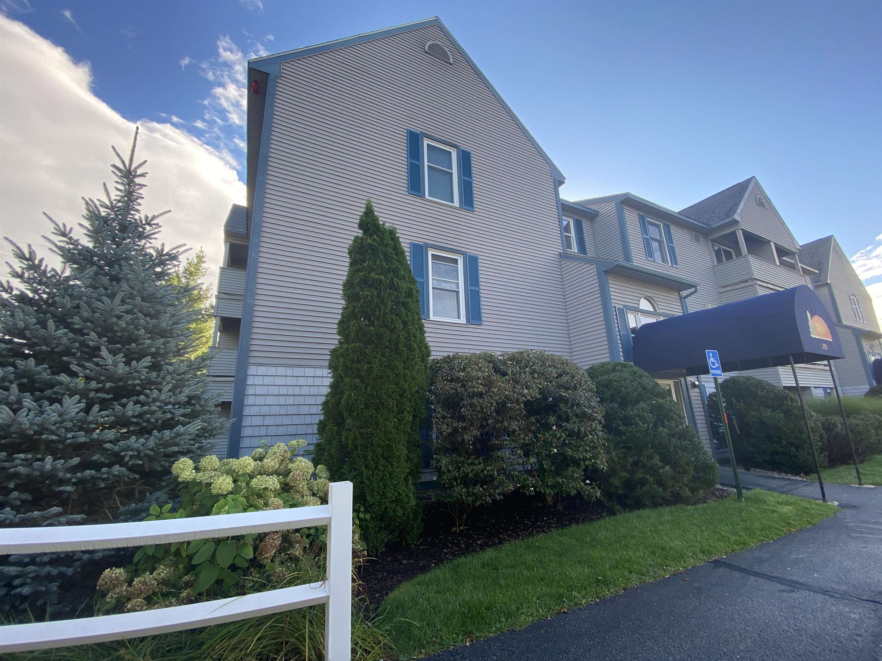 145 Eastern Avenue, Unit 102 Manchester, NH 03104 - Photo 7 of 60