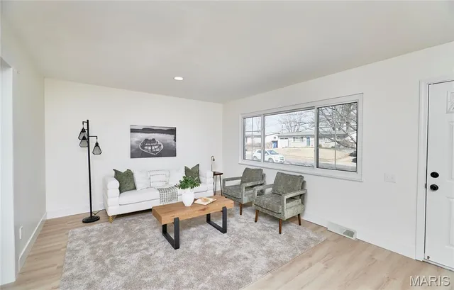 $227,500 | 1910 Flamingo Drive, Florissant, MO 63031