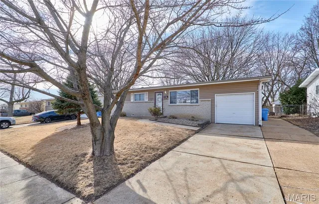 $227,500 | 1910 Flamingo Drive, Florissant, MO 63031