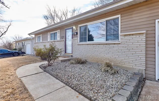 $227,500 | 1910 Flamingo Drive, Florissant, MO 63031