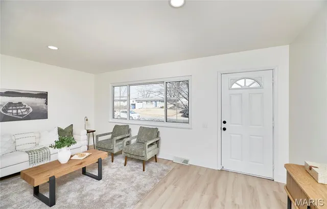 $227,500 | 1910 Flamingo Drive, Florissant, MO 63031