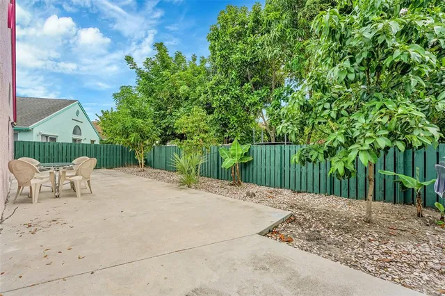 a view of a backyard
