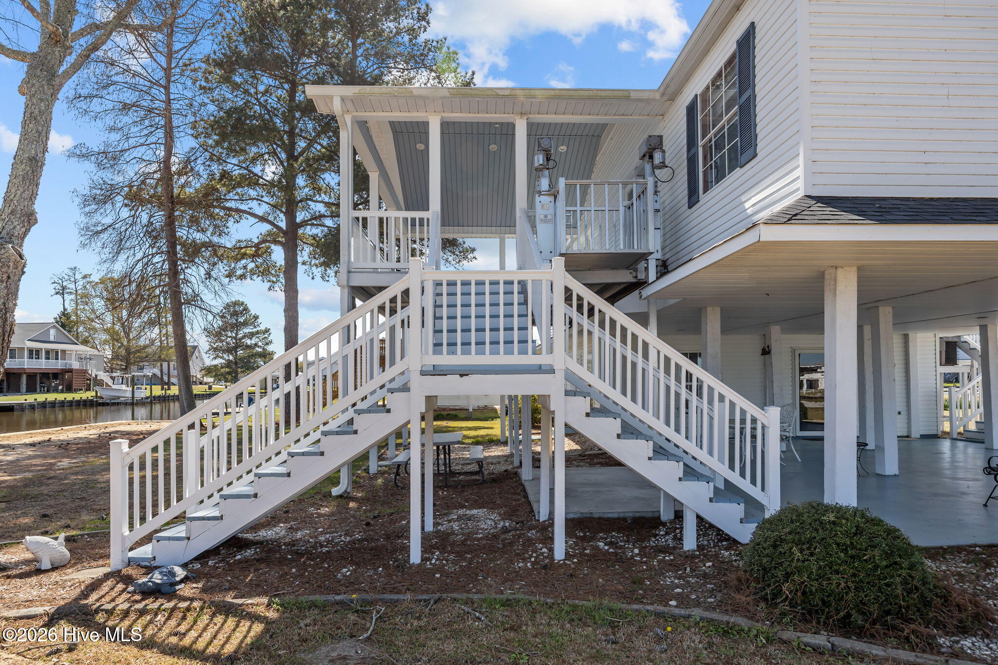 45 Riverview Chocowinity, NC 27817 - Photo 4 of 51 Left Side Cargo Lift Behind Staircase