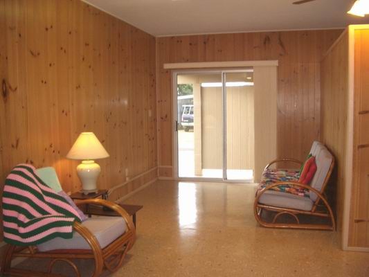 5200 Sokei Road Kapaa, HI 96746 - Photo 15 of 22 a living room with a lamp