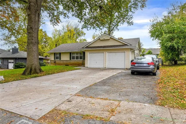 $230,000 | 806 Mohawk Avenue, Independence, MO 64056