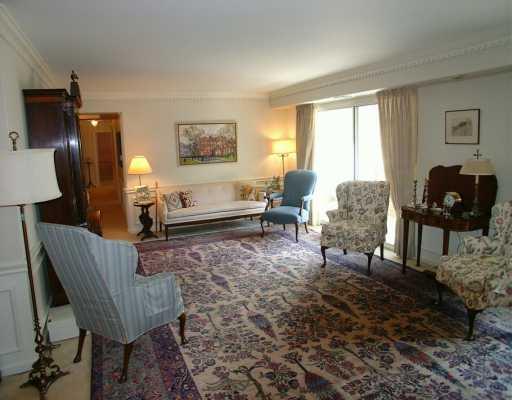 300 Fox Chapel Road, Unit 607 Pittsburgh, PA 15238 - Photo 2 of 8 Living Room.