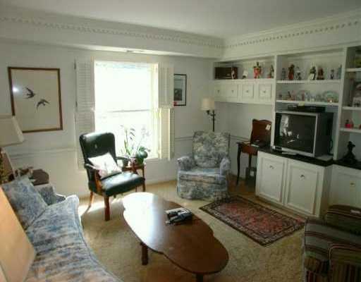 300 Fox Chapel Road, Unit 607 Pittsburgh, PA 15238 - Photo 3 of 8 Den/Family/Great Room.