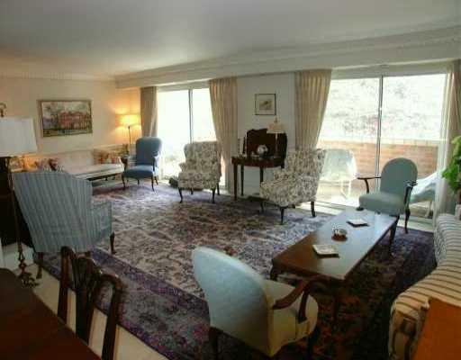 300 Fox Chapel Road, Unit 607 Pittsburgh, PA 15238 - Photo 4 of 8 Living Room.