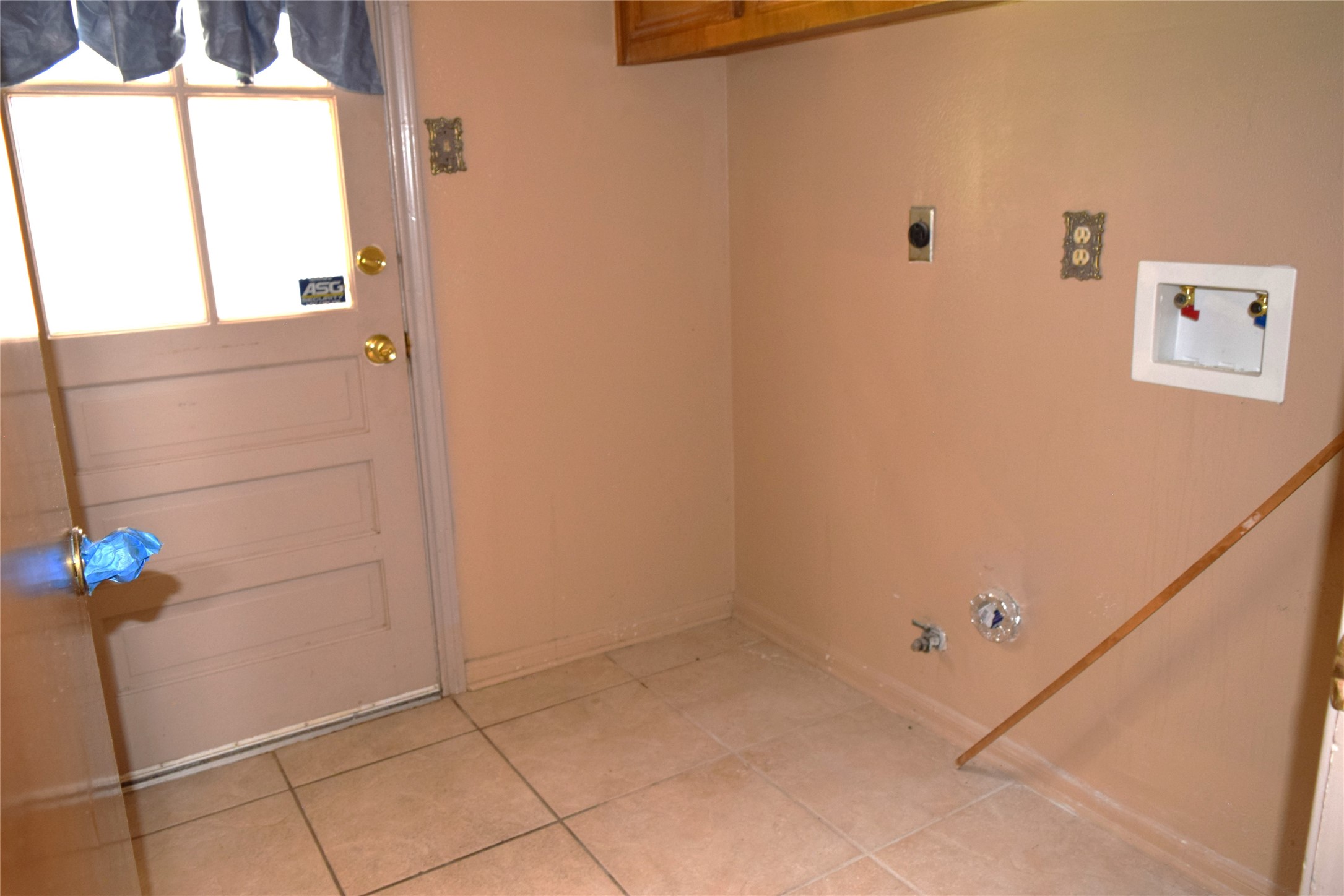 7331 Rancho Mission Drive Houston, TX 77083 - Photo 18 of 20 Laundry room and back door