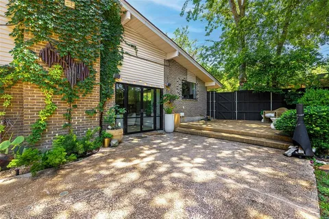 a view of yard with green space