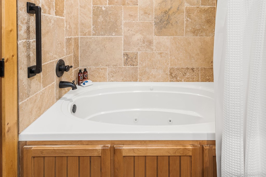 220 Haven Lane Murphy, NC 28906 - Photo 51 of 67 a bathroom with a bathtub