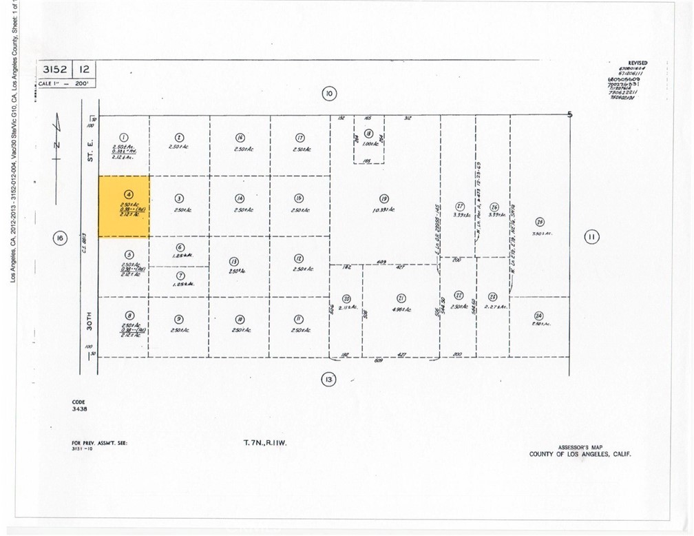 a black and white photo of a living room