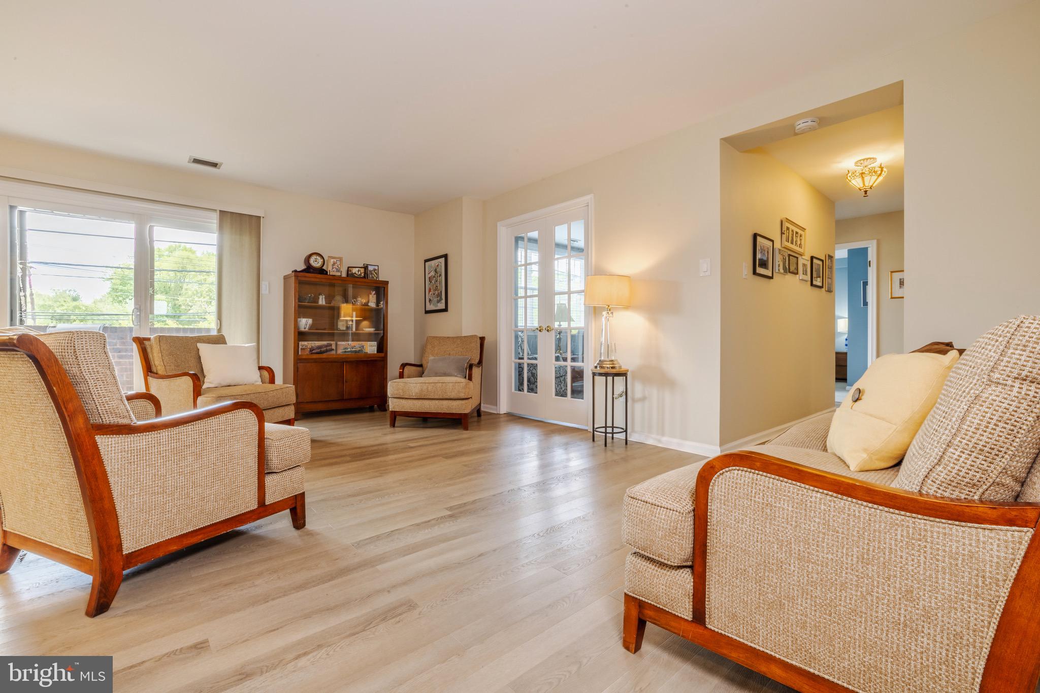 107 Haddonfield Cmns Haddonfield, NJ 08033 - Photo 6 of 26 Living Room