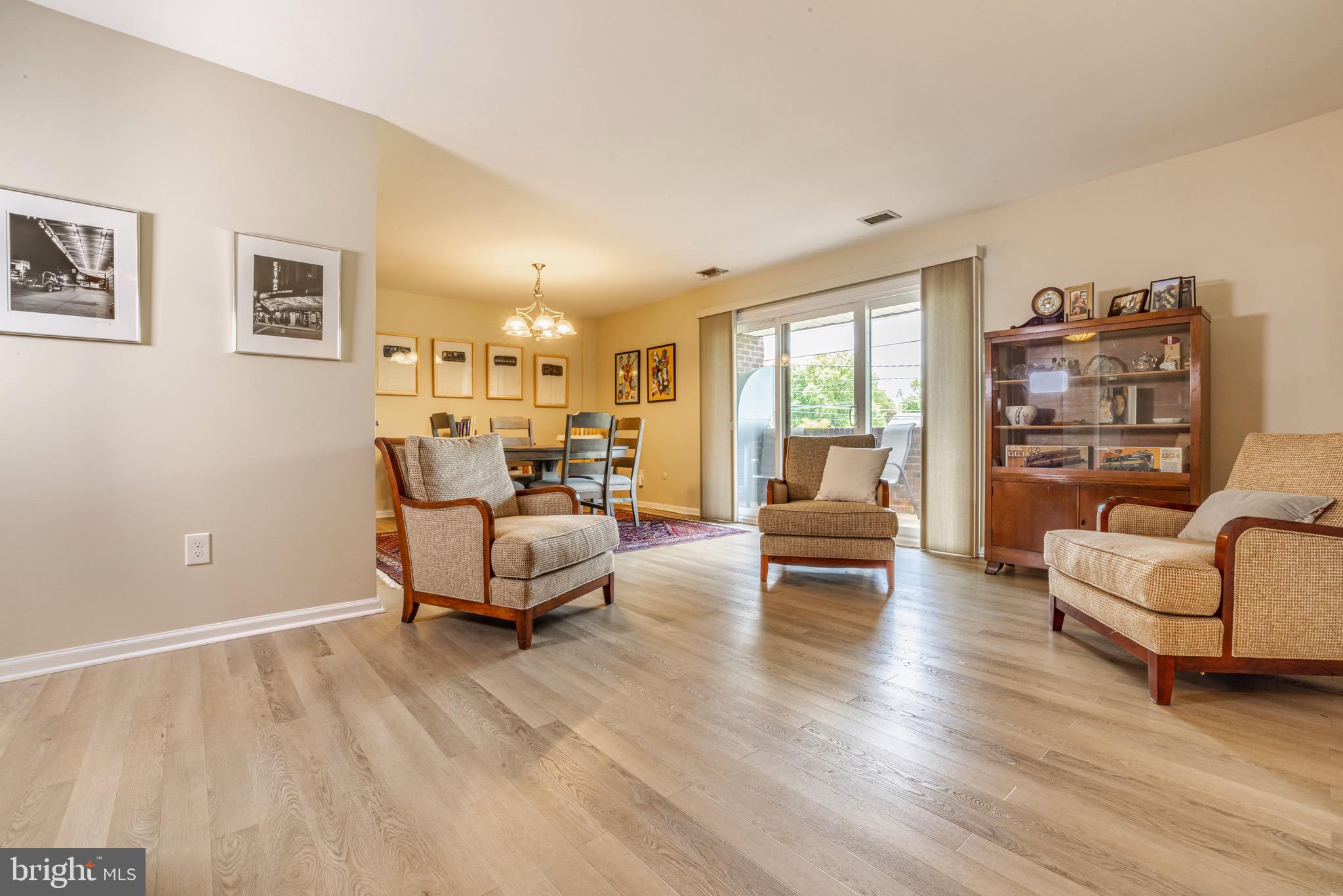 107 Haddonfield Cmns Haddonfield, NJ 08033 - Photo 7 of 26 Living Room