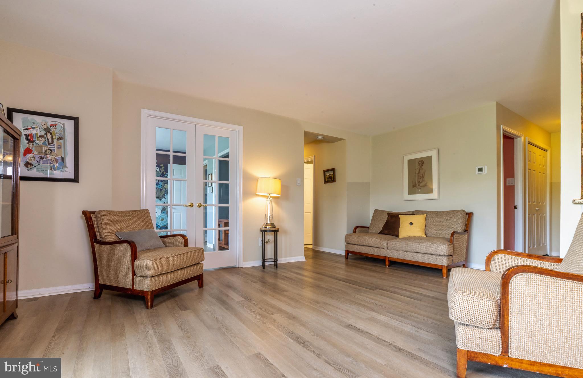 107 Haddonfield Cmns Haddonfield, NJ 08033 - Photo 9 of 26 Living Room