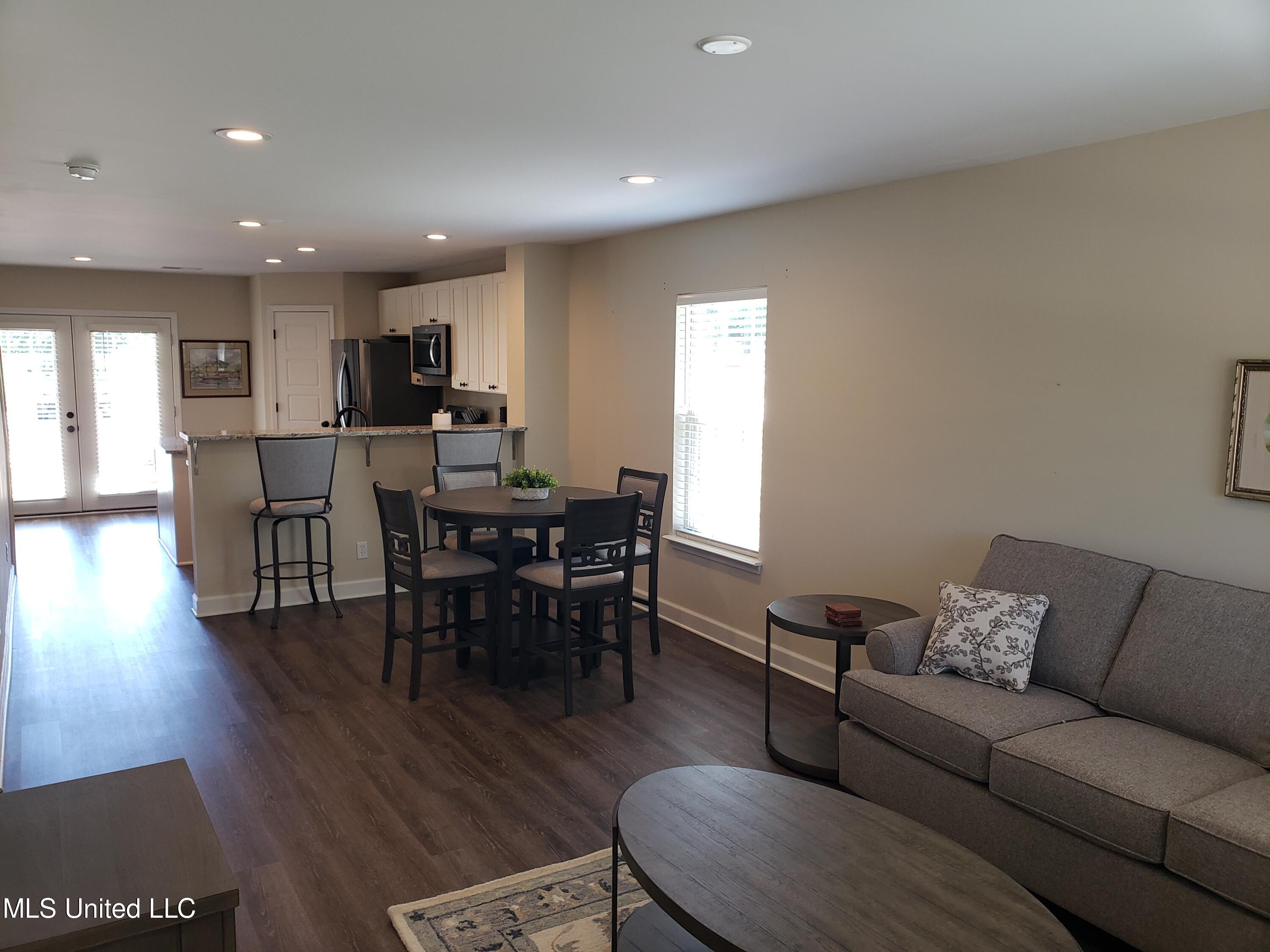 69 East Valley Street Hernando, MS 38632 - Photo 10 of 55 Living Area