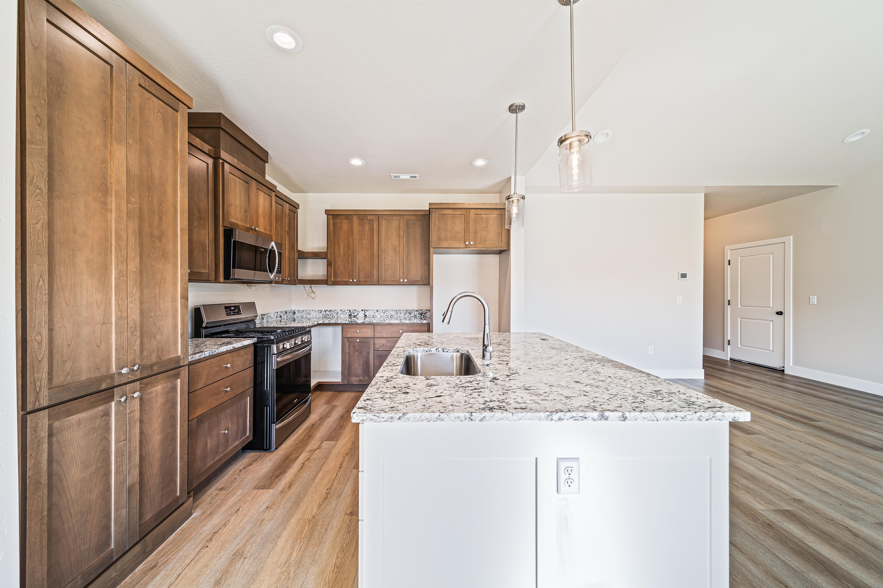 445 Cheney Loop Central Point, OR 97502 - Photo 8 of 35 14