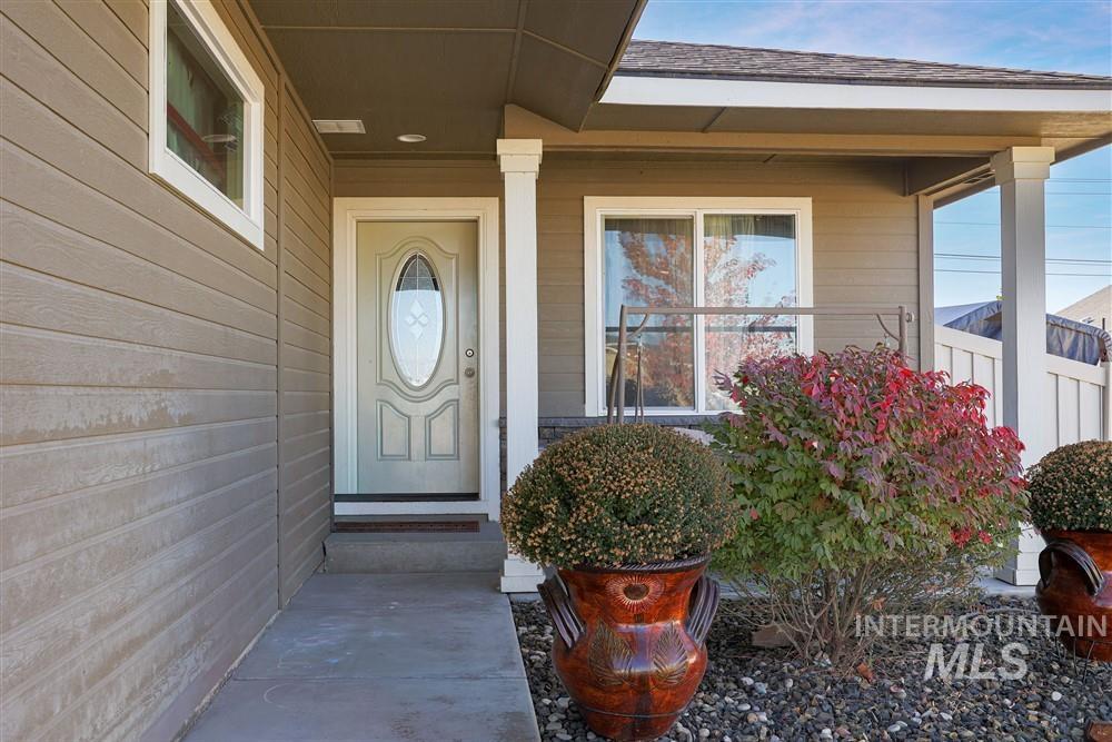 2160 East Ridgeview Avenue Payette, ID 83661 - Photo 3 of 32 Entryway featuring a decorative front door with oval glass insert, horizontal siding, and white trim