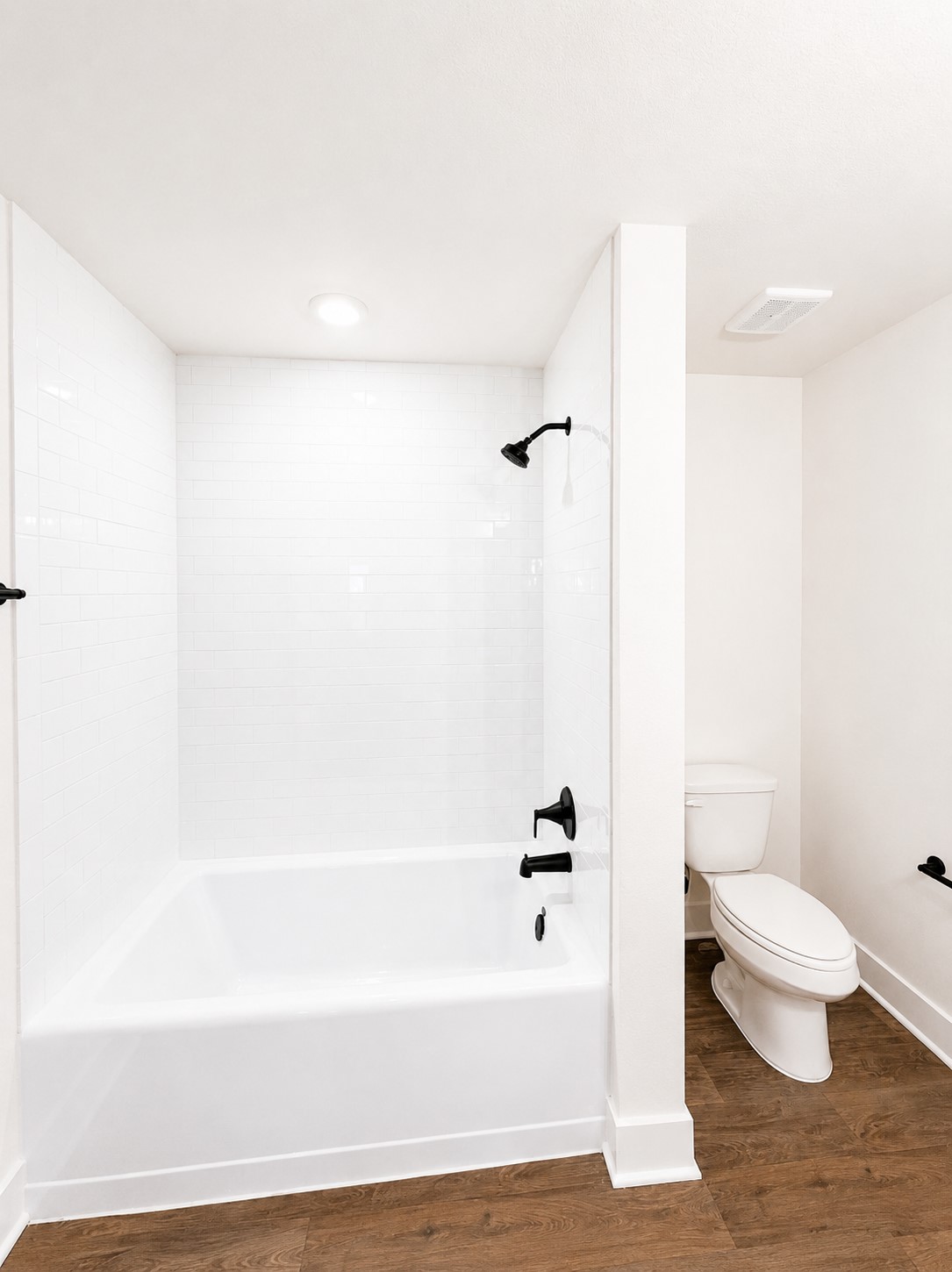 9476 Hard Rock Road Conroe, TX 77303 - Photo 7 of 17 Guest Bath
