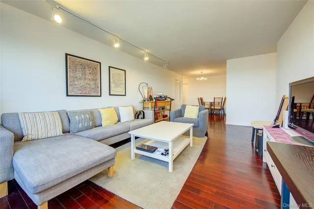 $459,000 | 66-36 Yellowstone Boulevard, Unit 17H | Birchwood Towers