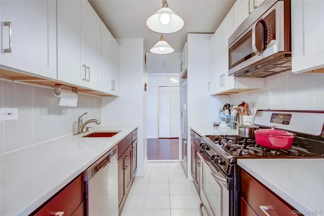 $459,000 | 66-36 Yellowstone Boulevard, Unit 17H | Birchwood Towers