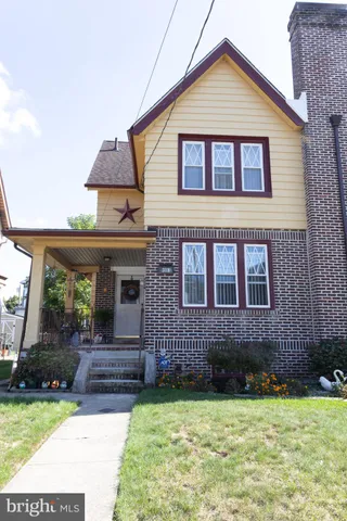 a view of front of a house with a yard