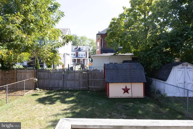 a view of a backyard