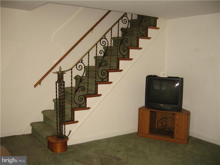 5335 Cottage Street Philadelphia, PA 19124 - Photo 2 of 22 Living Room
